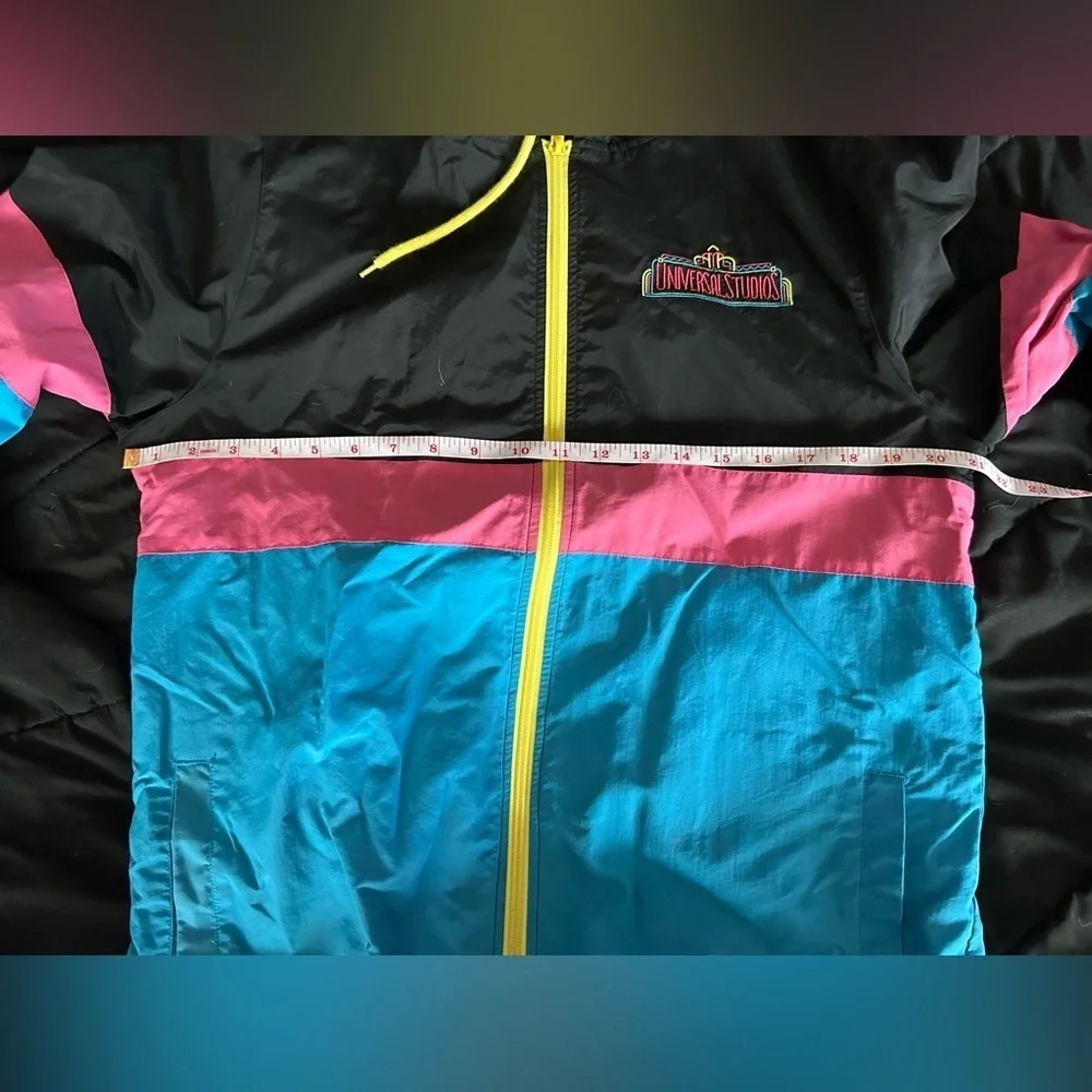 UNIVERSAL STUDIOS RETRO HOODED ADULT WATER RESISTANT WINDBREAKER JACKET COAT - Picture 6 of 9